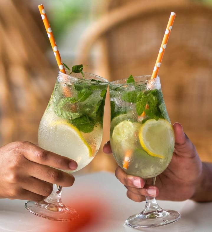 Profitez de l'happy hour et dégustez nos cocktails signatures, des jus de fruits frais maison, des bières locales ou un savoureux café.